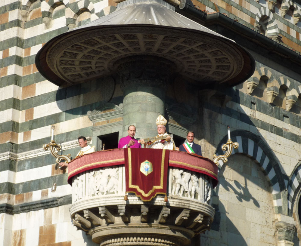 Sacra cintola displayed from Prato's Duomo
