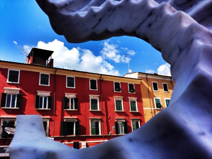 Carrara's colourful buildings through contemporary sculpture / Photo Valentina Dainelli