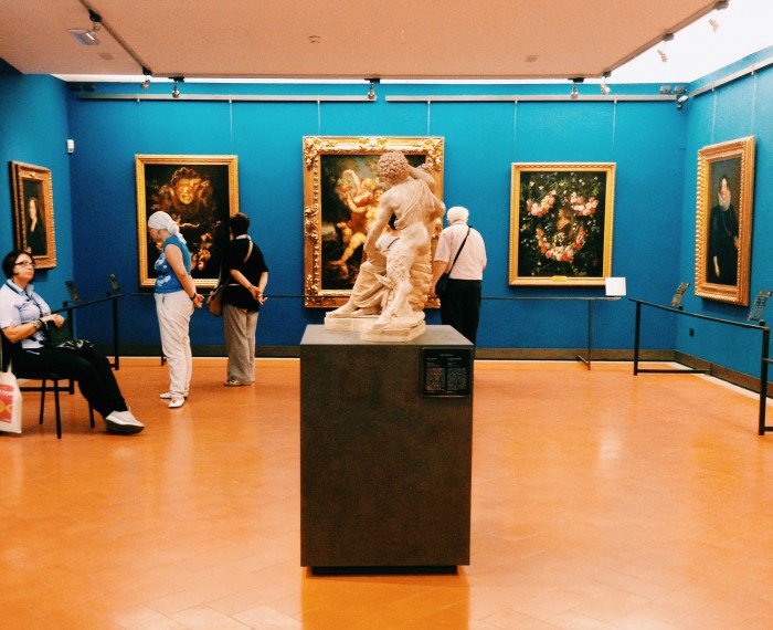 Photographing the blue rooms at the Uffizi / with thanks to Giorgia http://instagram.com/aprivatekindofhappiness