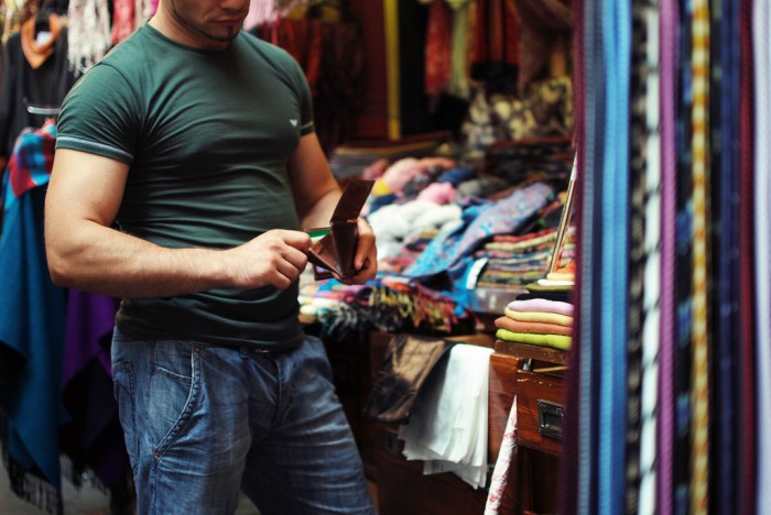 Buying a souvenir at the loggia del Porcellino | Photo José Manuel Ríos Valiente on Flickr