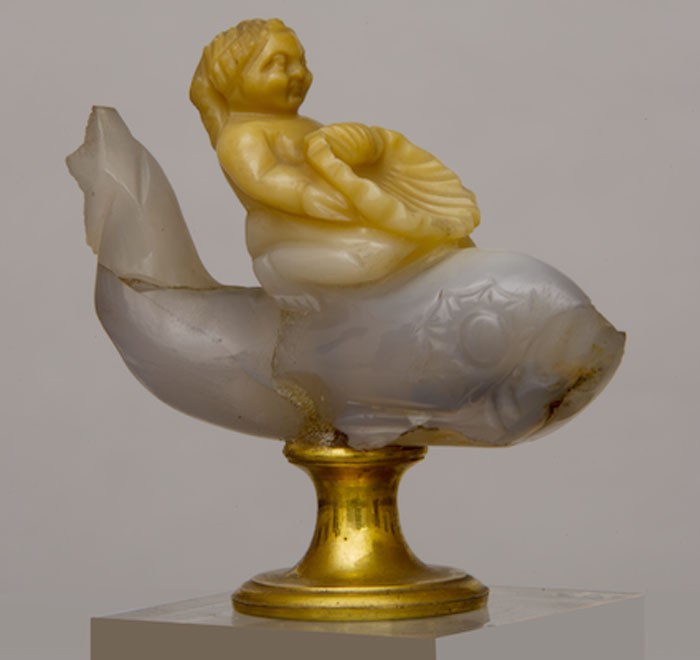 Arte romana, Putto che cavalca un delfino, calcedonio, bronzo dorato, altezza cm 4,3. Firenze, Museo degli Argenti