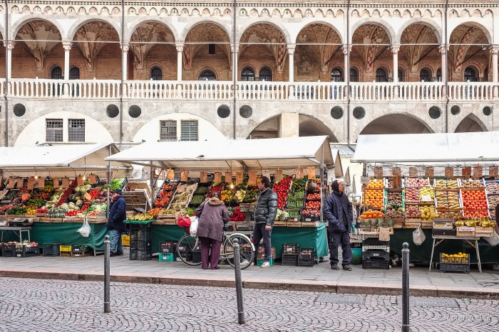 A market in Padua | Photo Flickr Lorenzoclick